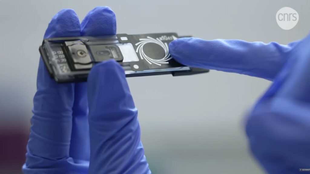 D&egrave;s que des brins d'ADN passent &agrave; l'int&eacute;rieur de ces pores, une diff&eacute;rence de courant est g&eacute;n&eacute;r&eacute;e // Source : CNRS sur YouTube