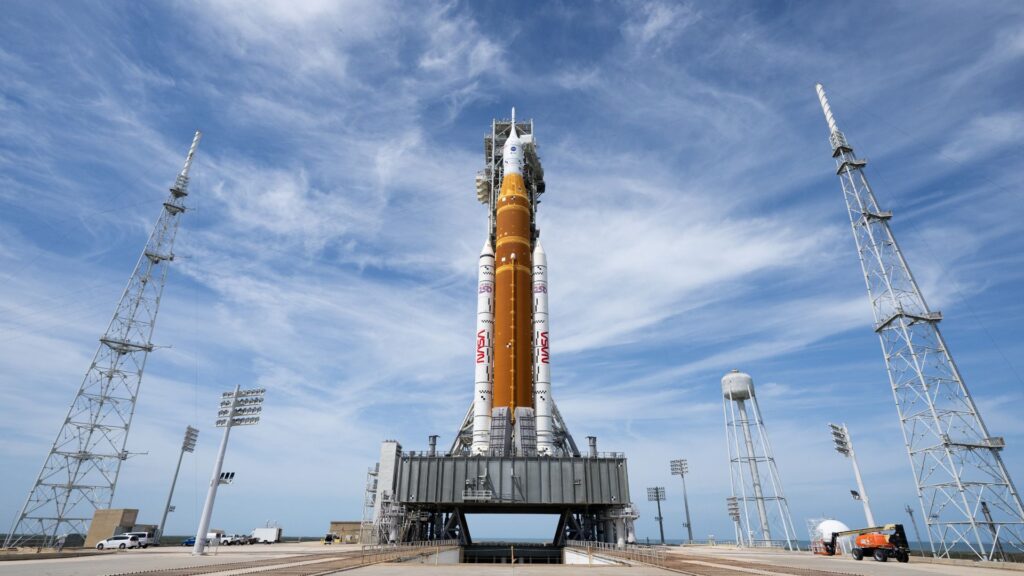 La fus&eacute;e SLS, le 31 mars 2026, pr&ecirc;te &agrave; partir. // Source : Flickr/Nasa HQ Photo (image recadr&eacute;e)
