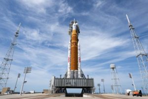 La fusée SLS, le 31 mars 2026, prête à partir. // Source : Flickr/Nasa HQ Photo (image recadrée)