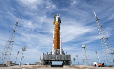 La fusée SLS, le 31 mars 2026, prête à partir. // Source : Flickr/Nasa HQ Photo (image recadrée)