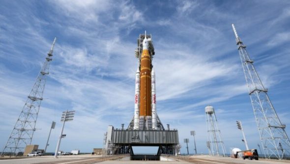 La fusée SLS, le 31 mars 2026, prête à partir. // Source : Flickr/Nasa HQ Photo (image recadrée)
