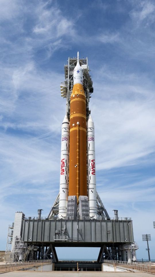 La fusée SLS, le 31 mars 2026, prête à partir. // Source : Flickr/Nasa HQ Photo (image recadrée)