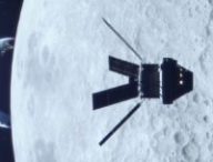 Vue d'artiste de la capsule Orion pendant la mission Artémis II. // Source : Capture d'écran YouTube Nasa Johnson