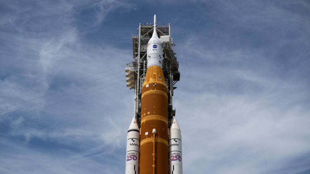 La fus&eacute;e d'Art&eacute;mis II, sur le pas de tir. // Source : Flickr/CC/Nasa HQ Photo (image recadr&eacute;e)