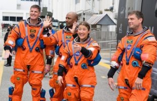 Les 4 astronautes, prêts à monter dans la capsule. // Source : Flickr/Nasa HQ Photo (image recadrée) Les 4 astronautes, prêts à monter dans la capsule. // Source : Flickr/Nasa HQ Photo (image recadrée)