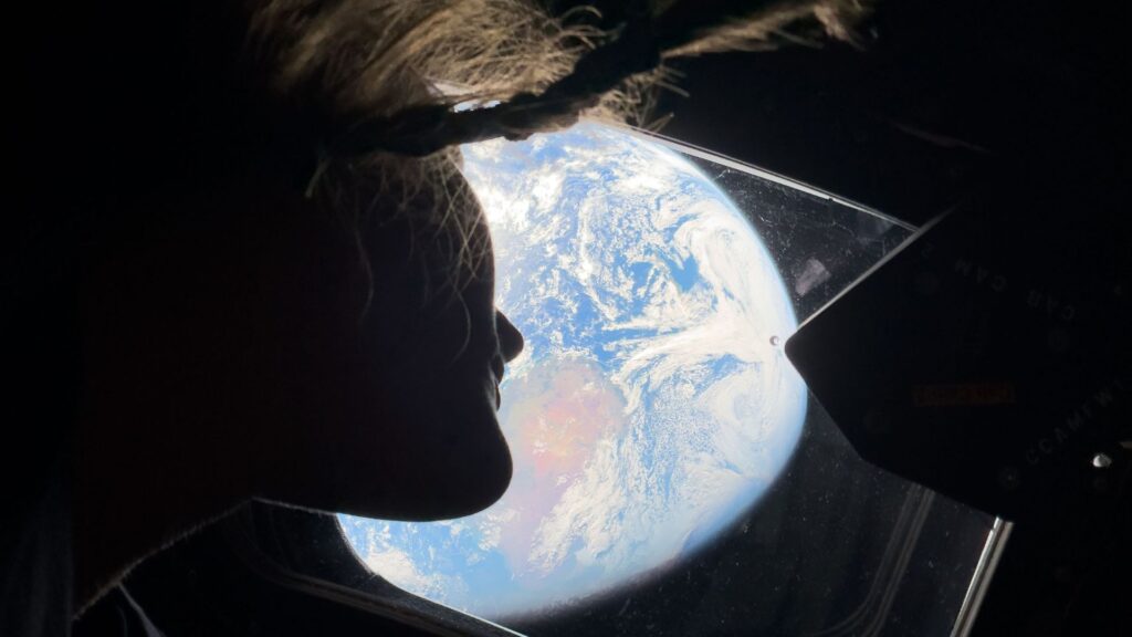 Christina Koch contemple la Terre pendant la mission Artémis II. // Source : Flickr/Nasa Johnson (image recadrée) Christina Koch contemple la Terre pendant la mission Artémis II. // Source : Flickr/Nasa Johnson (image recadrée)