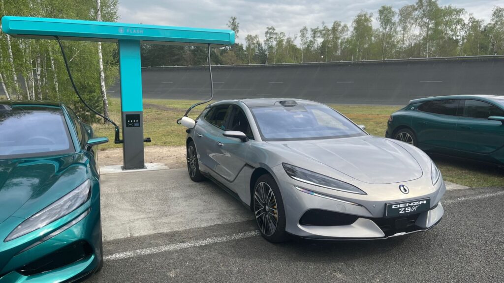 La recharge Flash Charging de BYD impressionne. // Source : Robin San Vicente pour Numerama La recharge Flash Charging de BYD impressionne. // Source : Robin San Vicente pour Numerama