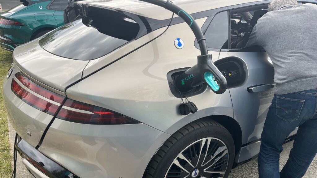 La recharge Flash Charging de BYD impressionne. // Source : Robin San Vicente pour Numerama La recharge Flash Charging de BYD impressionne. // Source : Robin San Vicente pour Numerama