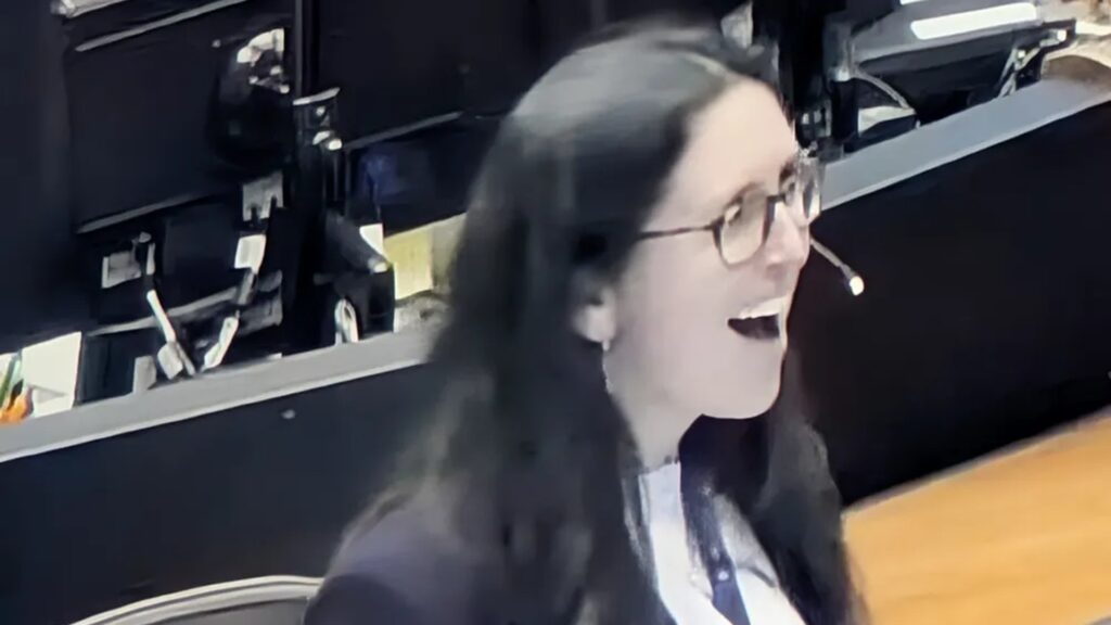 Kelsey Young, ravie &agrave; l'annonce des microm&eacute;t&eacute;orites.