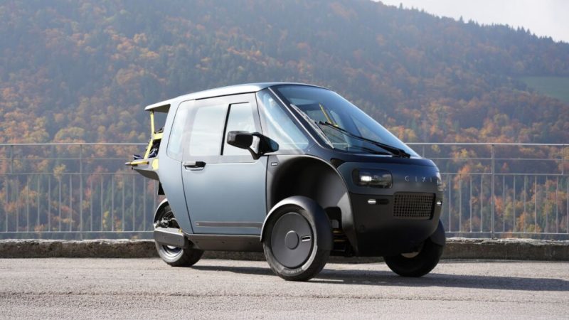 Ce trois roues électrique est le mélange entre une voiture et un vélo, et vous pouvez le conduire sur autoroute