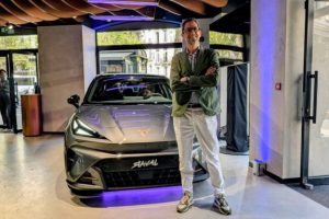 Cupra Raval avec Pedro Fondevilla (directeur France Seat & Cupra) // Source : Raphaelle Baut pour Numerama Cupra Raval avec Pedro Fondevilla (directeur France Seat & Cupra) // Source : Raphaelle Baut pour Numerama