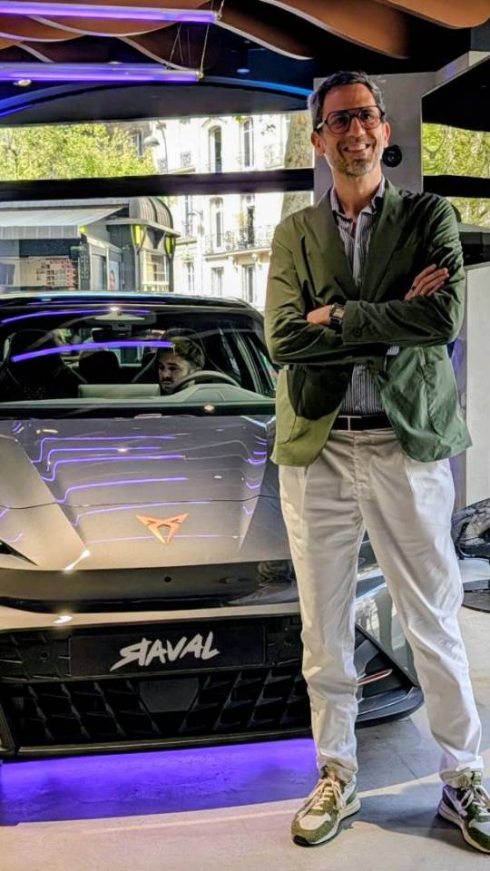 Cupra Raval avec Pedro Fondevilla (directeur France Seat & Cupra) // Source : Raphaelle Baut pour Numerama Cupra Raval avec Pedro Fondevilla (directeur France Seat & Cupra) // Source : Raphaelle Baut pour Numerama