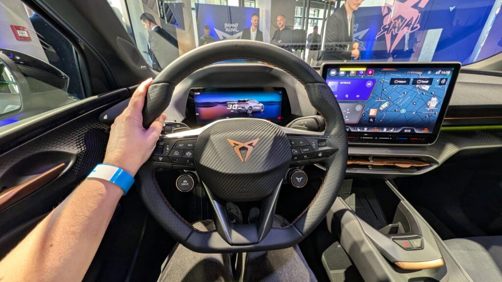 Cupra Raval, un intérieur qui correspond à l'ADN de la marque // Source : Raphaelle Baut pour Numerama Cupra Raval, un intérieur qui correspond à l'ADN de la marque // Source : Raphaelle Baut pour Numerama