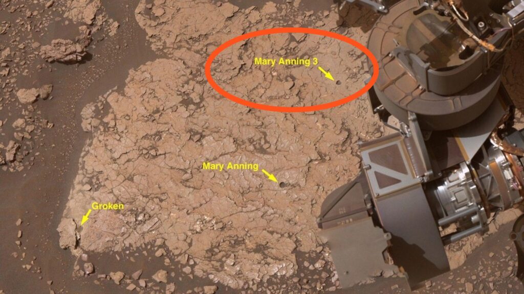 Forages du rover Curiosity pris en photo en octobre 2020. // Source : NASA/JPL-Caltech/MSSS ; annotation Numerama