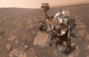 Selfie de Curiosity obtenu après le forage des roches Mary Anning.  // Source : NASA/JPL-Caltech/MSSS