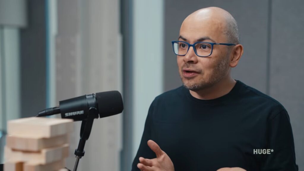 Demis Hassabis lors d'un podcast.  // Source : Capture YouTube