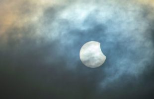 Éclipse solaire. // Source : Flickr/CC/Alison Day (image recadrée)