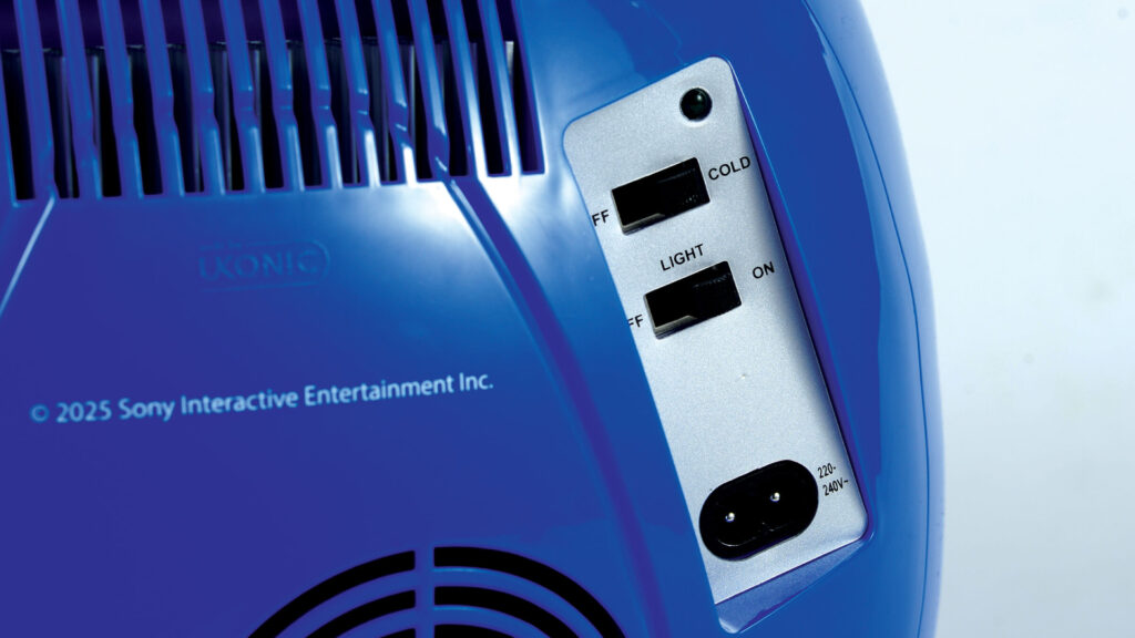 Les deux boutons à l'arrière du mini frigo permettent de gérer les lumières et le froid