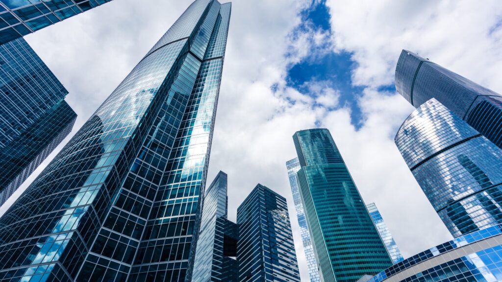 Des bureaux.  // Source : Canva