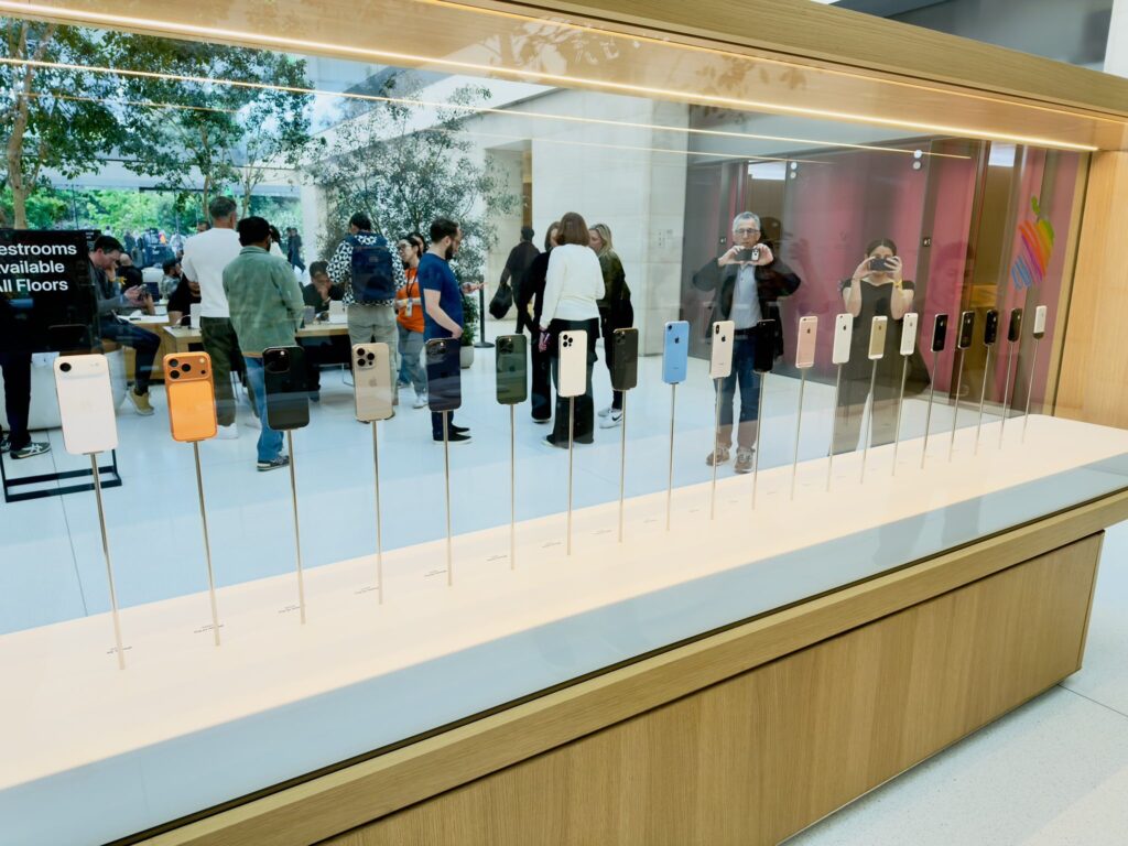 18 g&eacute;n&eacute;rations d'iPhone dans une vitrine de l'Apple Park.