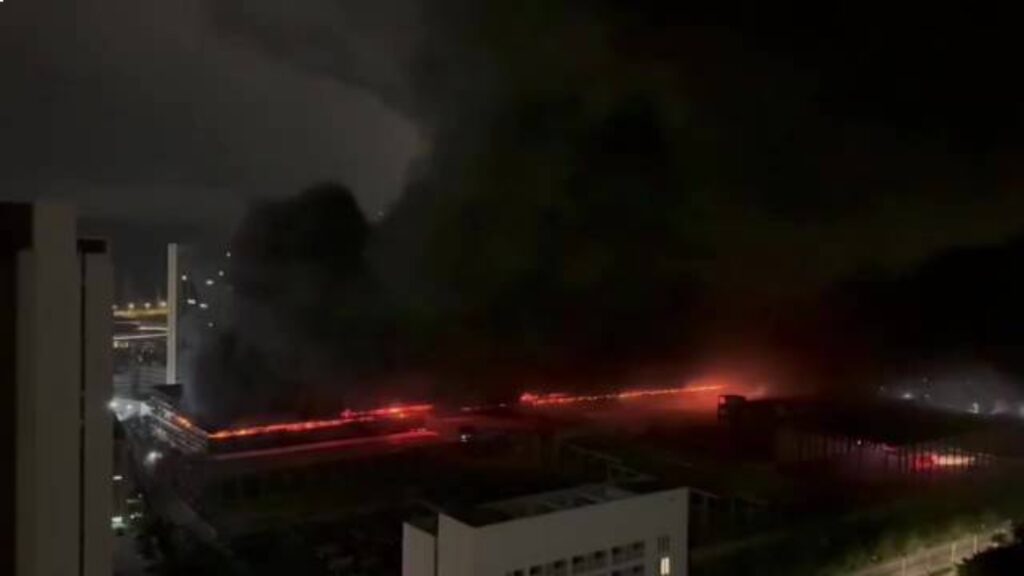 Image de l'incendie BYD pendant la nuit // Source : Sina Image de l'incendie BYD pendant la nuit // Source : Sina