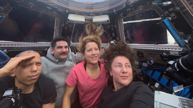 Une lumière vive au-dessus du Pacifique&nbsp;: la fin d&rsquo;Artémis II vue de l&rsquo;ISS