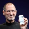 Steve Jobs et l'iPhone 4 blanc.  // Source : Wikipedia Commons