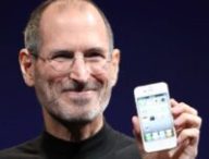 Steve Jobs et l'iPhone 4 blanc.  // Source : Wikipedia Commons