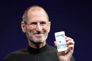 Steve Jobs et l'iPhone 4 blanc.  // Source : Wikipedia Commons