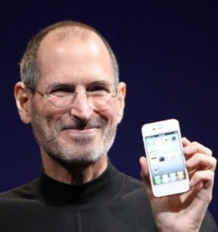 Steve Jobs et l'iPhone 4 blanc.  // Source : Wikipedia Commons