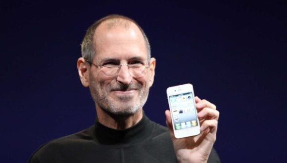 Steve Jobs et l'iPhone 4 blanc.  // Source : Wikipedia Commons