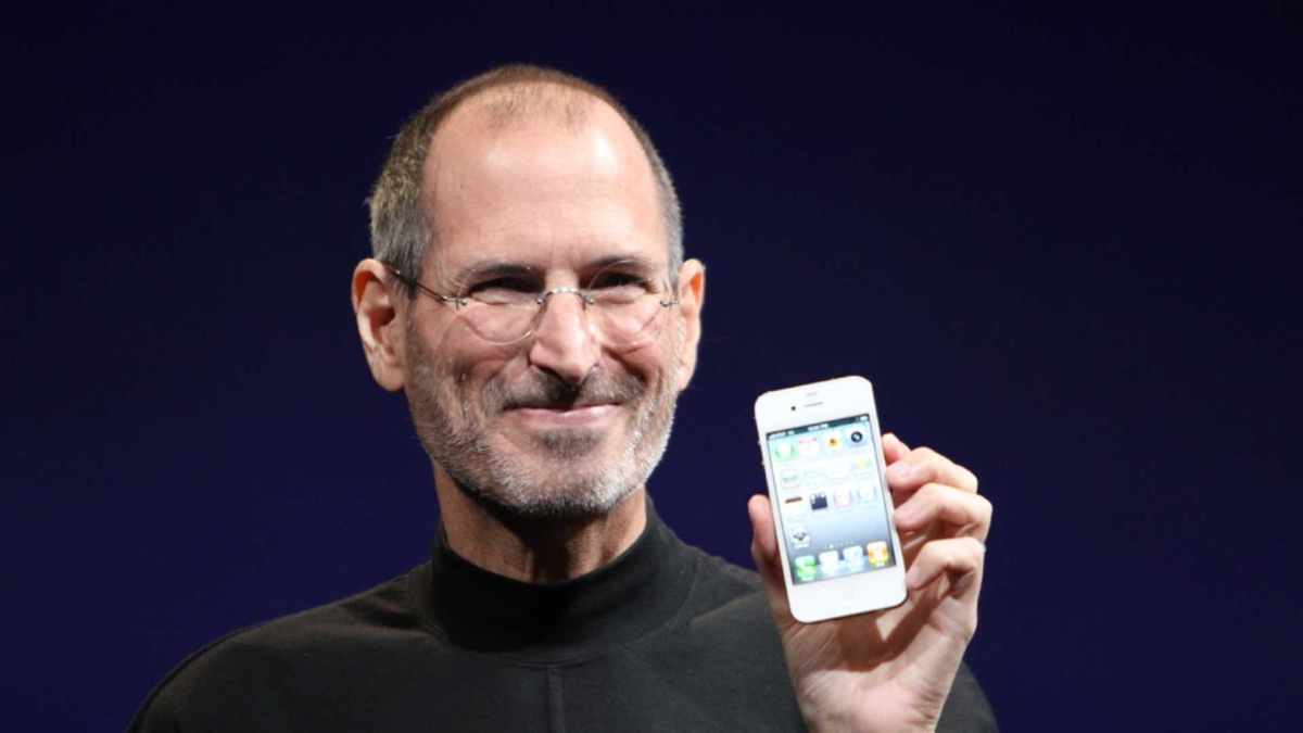 Steve Jobs et l'iPhone 4 blanc.  // Source : Wikipedia Commons