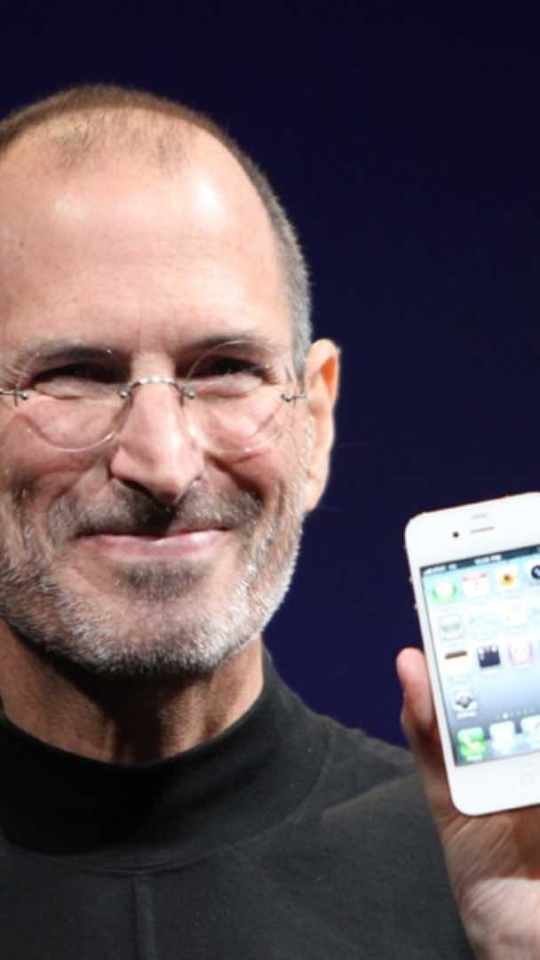 Steve Jobs et l'iPhone 4 blanc.  // Source : Wikipedia Commons