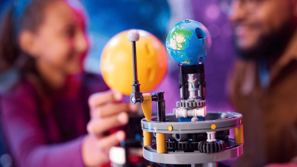 La Planète Terre et la Lune en Orbite // Source : Lego La Planète Terre et la Lune en Orbite // Source : Lego