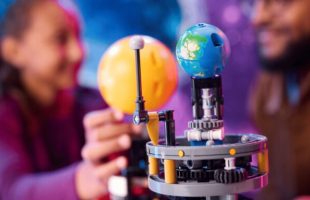 La Planète Terre et la Lune en Orbite // Source : Lego La Planète Terre et la Lune en Orbite // Source : Lego