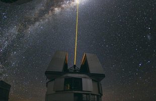 Un laser émis par le VLT pour observer la Voie Lactée. // Source : ESO