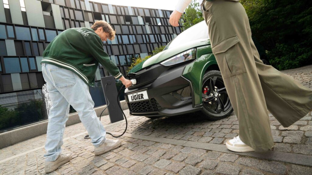 Ligier permet de se charger sur les bornes avec un c&acirc;ble Type 2 // Source : Ligier