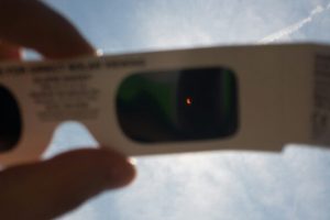 Lunettes éclipse solaire // Source : Jason Howell, Unsplash