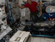 Chris Williams de la Nasa, avec des ordinateurs HP à déballer. Source : Nasa