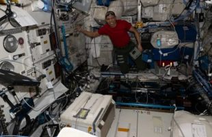 Chris Williams de la Nasa, avec des ordinateurs HP à déballer. Source : Nasa