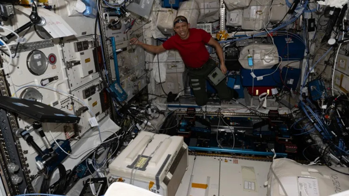 Chris Williams de la Nasa, avec des ordinateurs HP à déballer