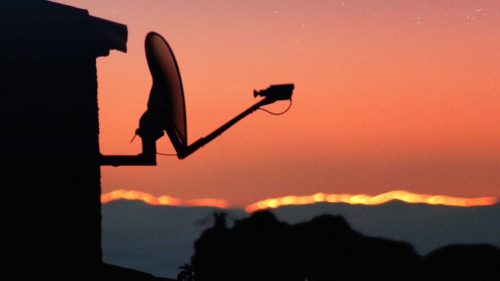 La connexion est permanente car le satellite est géostationnaire