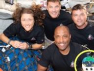 L'équipage d'Artémis II et la peluche Rise. // Source : Flickr/Nasa Johnson (image annotée)