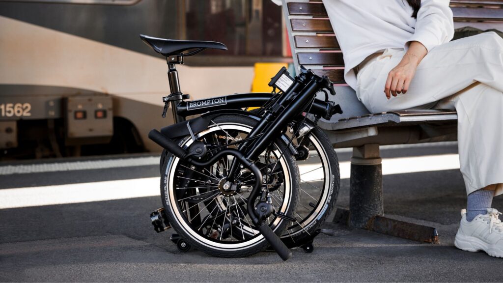Le v&eacute;lo propos&eacute; par Brompton et SNCF Voyageurs. // Source : SNCF, Brompton ; Mathieu PELLERIN