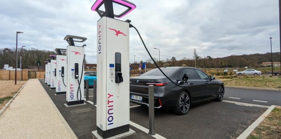 Station Ionity avec des bornes défectueuses // Source : Raphaelle Baut pour Numerama Station Ionity avec des bornes défectueuses // Source : Raphaelle Baut pour Numerama