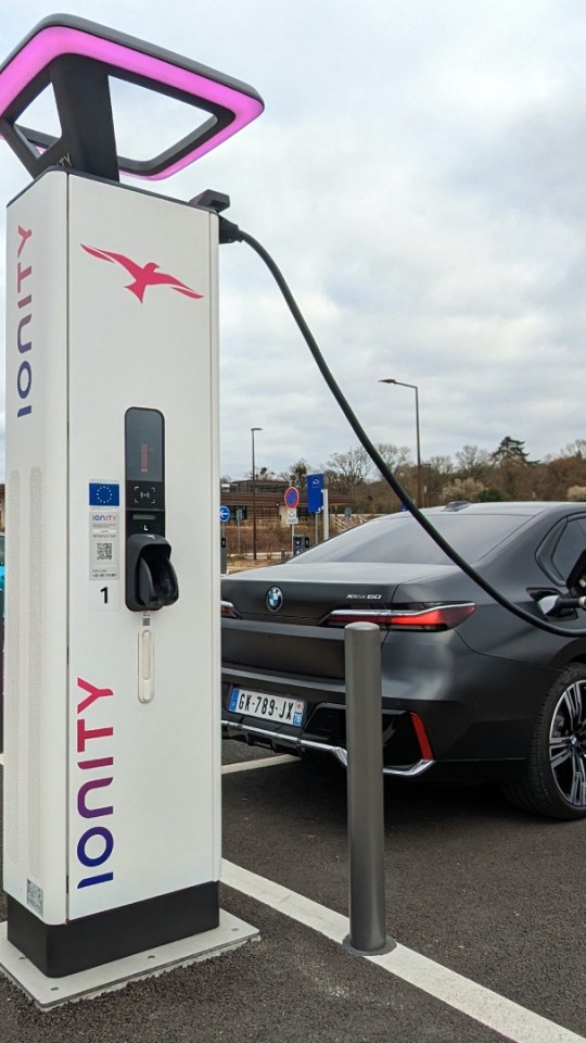 Station Ionity avec des bornes défectueuses // Source : Raphaelle Baut pour Numerama