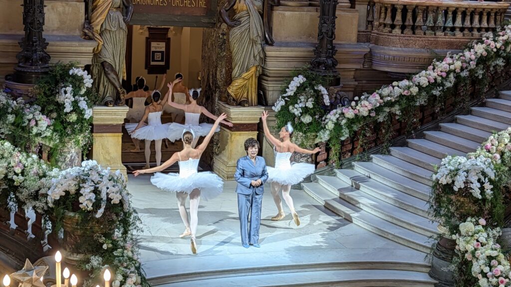 Discours de Stella Li &agrave; l'Op&eacute;ra Garnier pour lancer Denza // Source : Raphaelle Baut pour Numerama