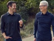 John Ternus et Tim Cook. // Source : Apple