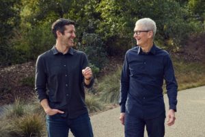 John Ternus et Tim Cook. // Source : Apple