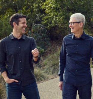 John Ternus et Tim Cook. // Source : Apple